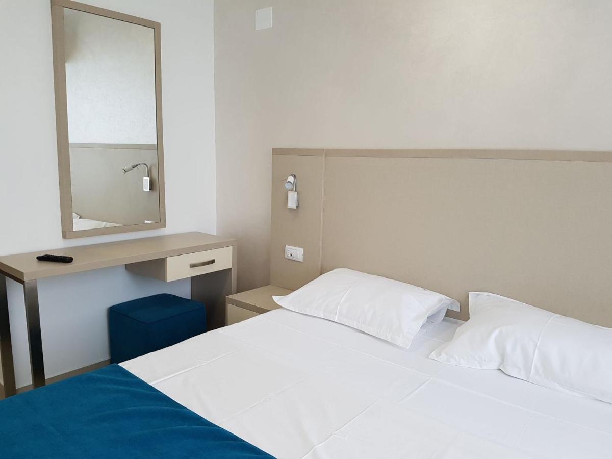 Hotel Delfin Mamaia Kültér fotó